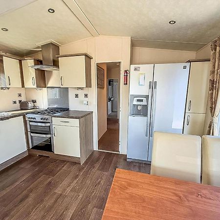 Beautiful Caravan With Decking Wifi At St Osyth Beach Holiday Park Ref 28077Dw Clacton-on-Sea Exteriör bild