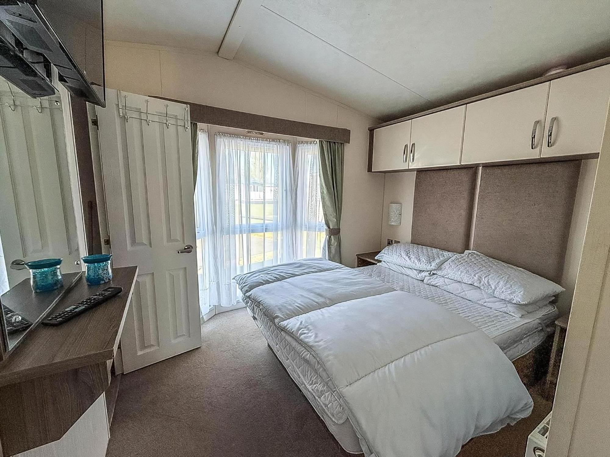 Beautiful Caravan With Decking Wifi At St Osyth Beach Holiday Park Ref 28077Dw Clacton-on-Sea Exteriör bild
