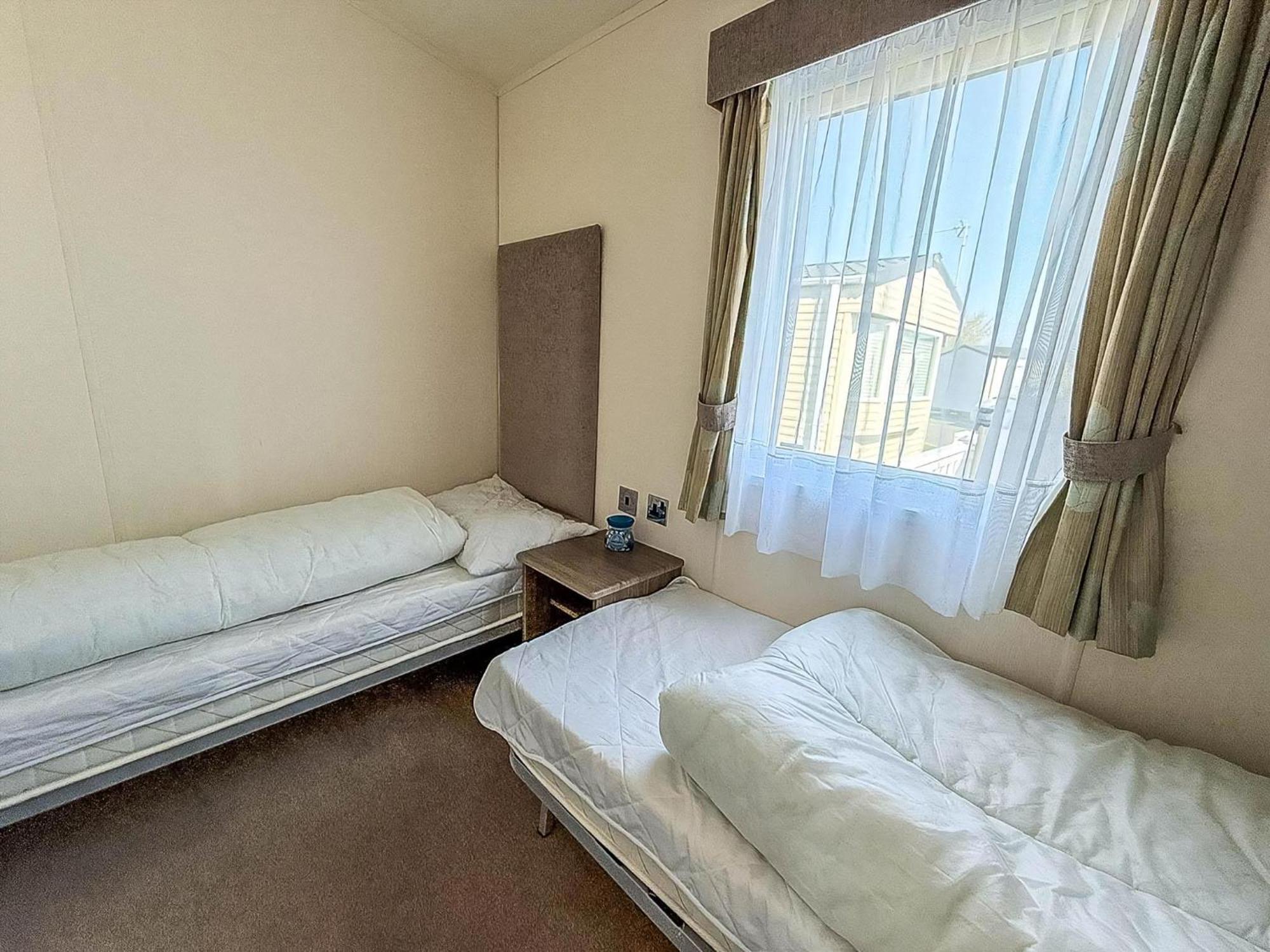 Beautiful Caravan With Decking Wifi At St Osyth Beach Holiday Park Ref 28077Dw Clacton-on-Sea Exteriör bild