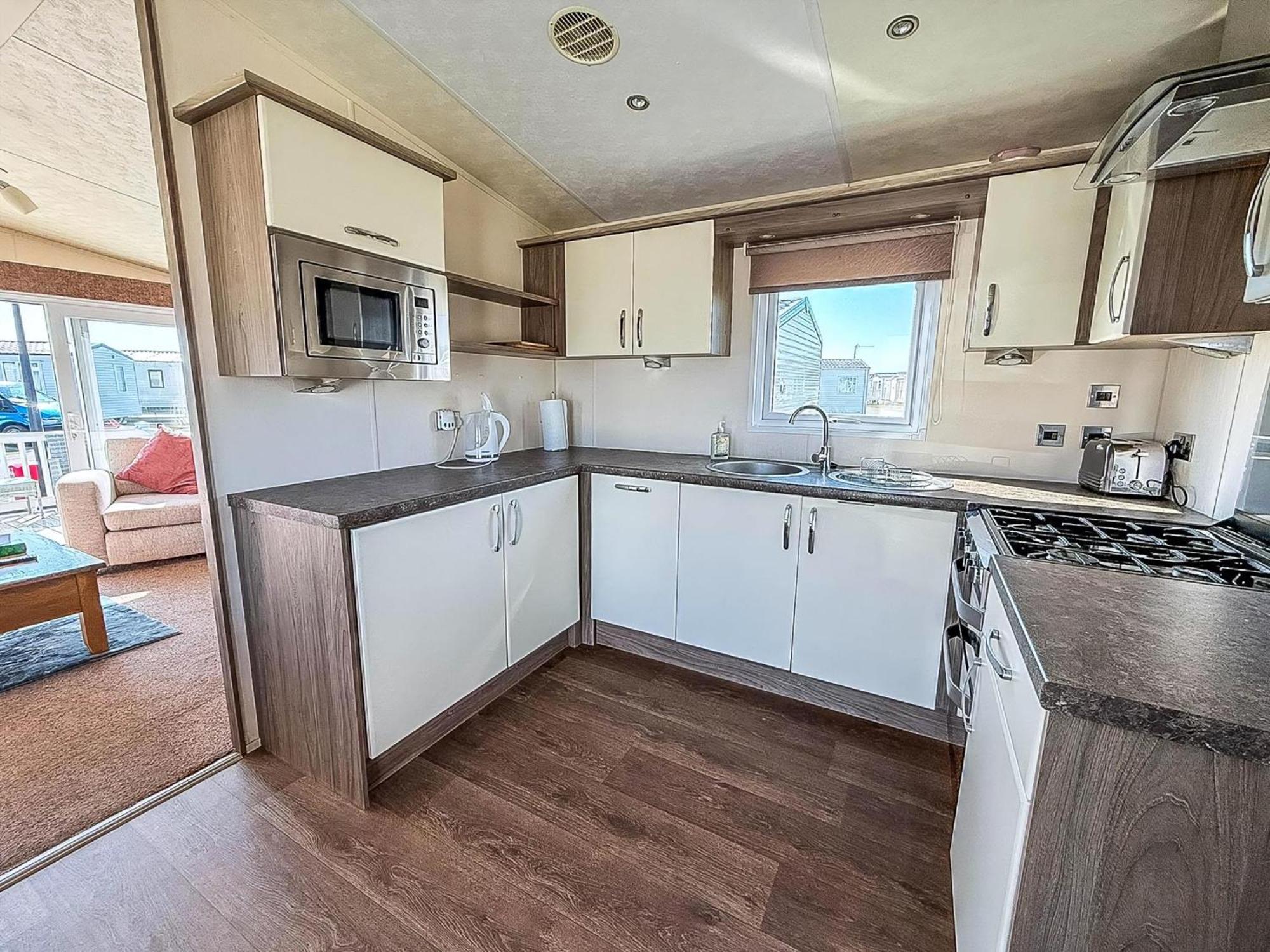Beautiful Caravan With Decking Wifi At St Osyth Beach Holiday Park Ref 28077Dw Clacton-on-Sea Exteriör bild