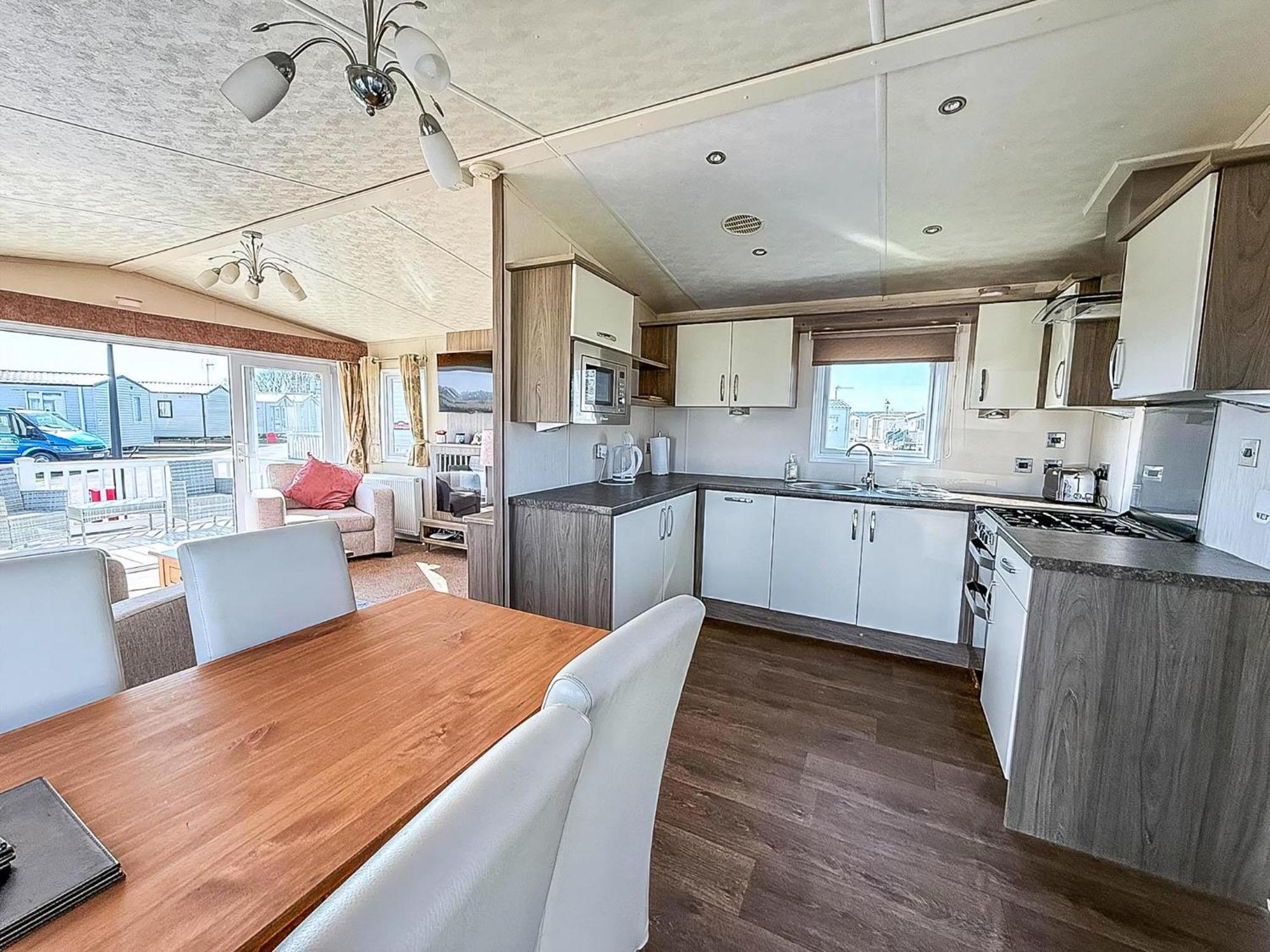 Beautiful Caravan With Decking Wifi At St Osyth Beach Holiday Park Ref 28077Dw Clacton-on-Sea Exteriör bild