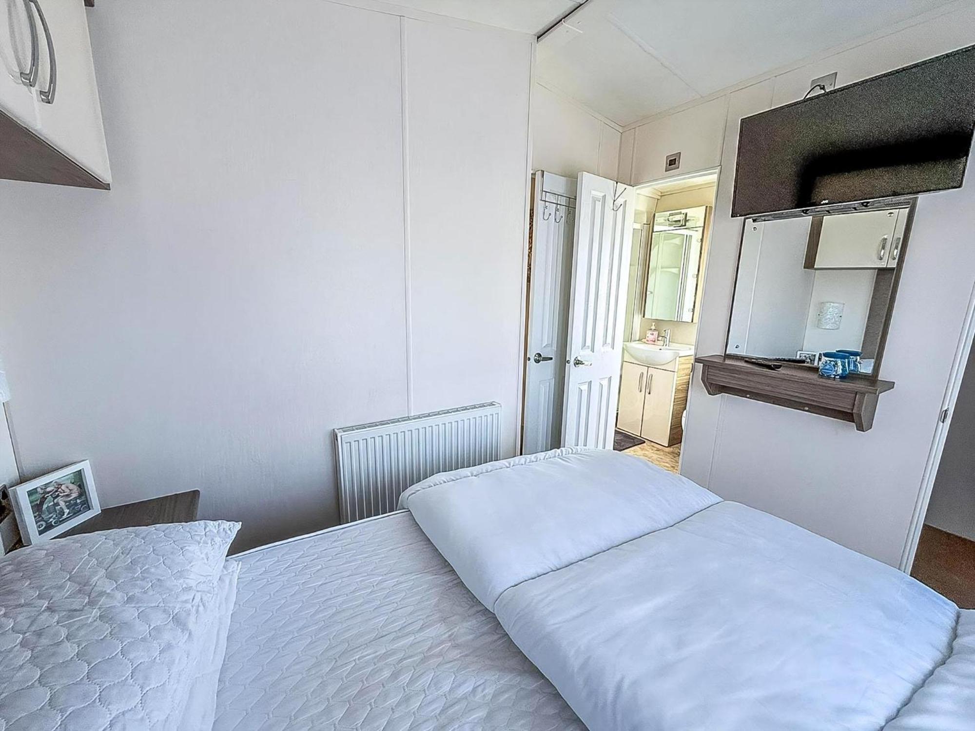 Beautiful Caravan With Decking Wifi At St Osyth Beach Holiday Park Ref 28077Dw Clacton-on-Sea Exteriör bild