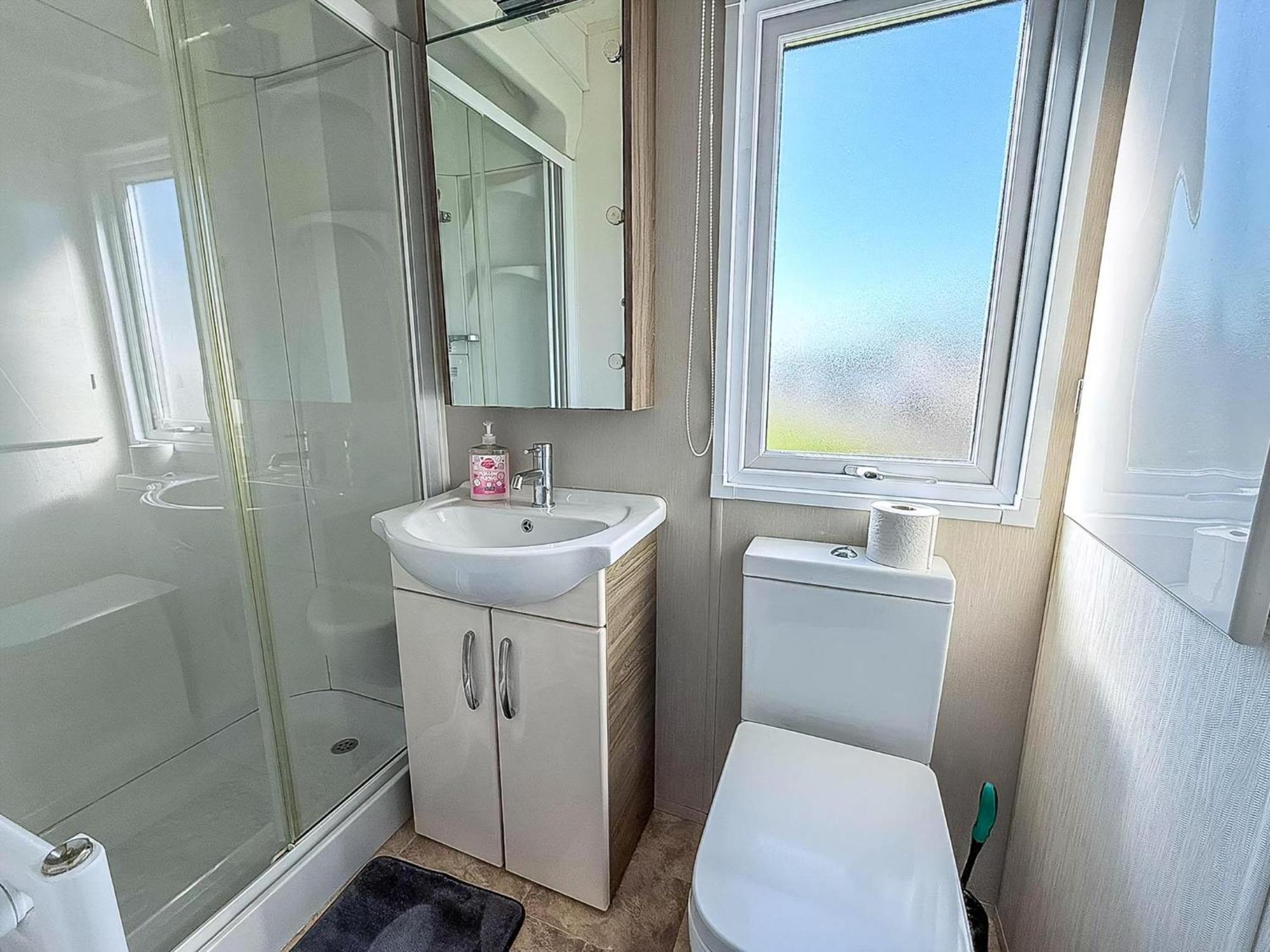 Beautiful Caravan With Decking Wifi At St Osyth Beach Holiday Park Ref 28077Dw Clacton-on-Sea Exteriör bild