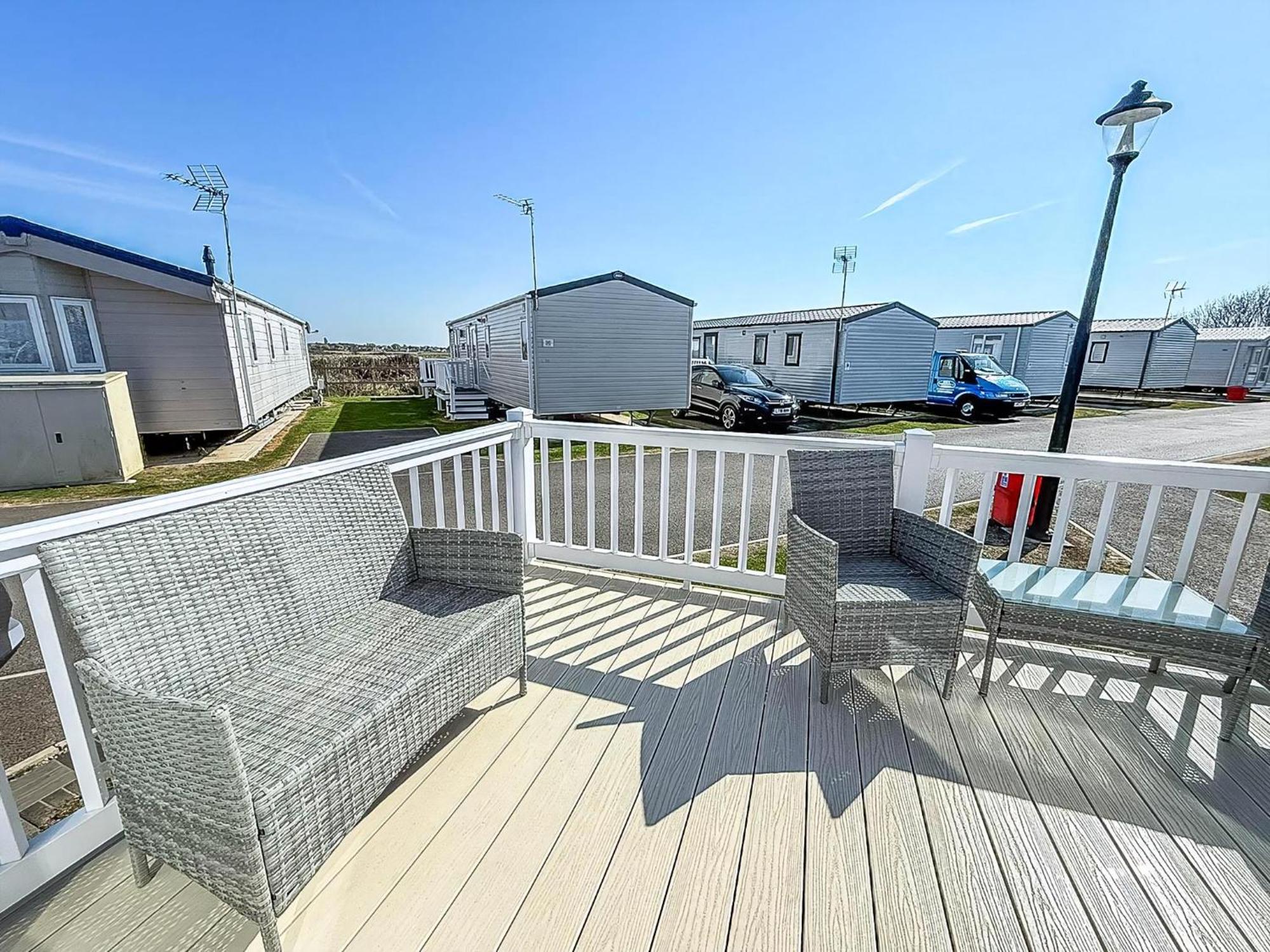 Beautiful Caravan With Decking Wifi At St Osyth Beach Holiday Park Ref 28077Dw Clacton-on-Sea Exteriör bild