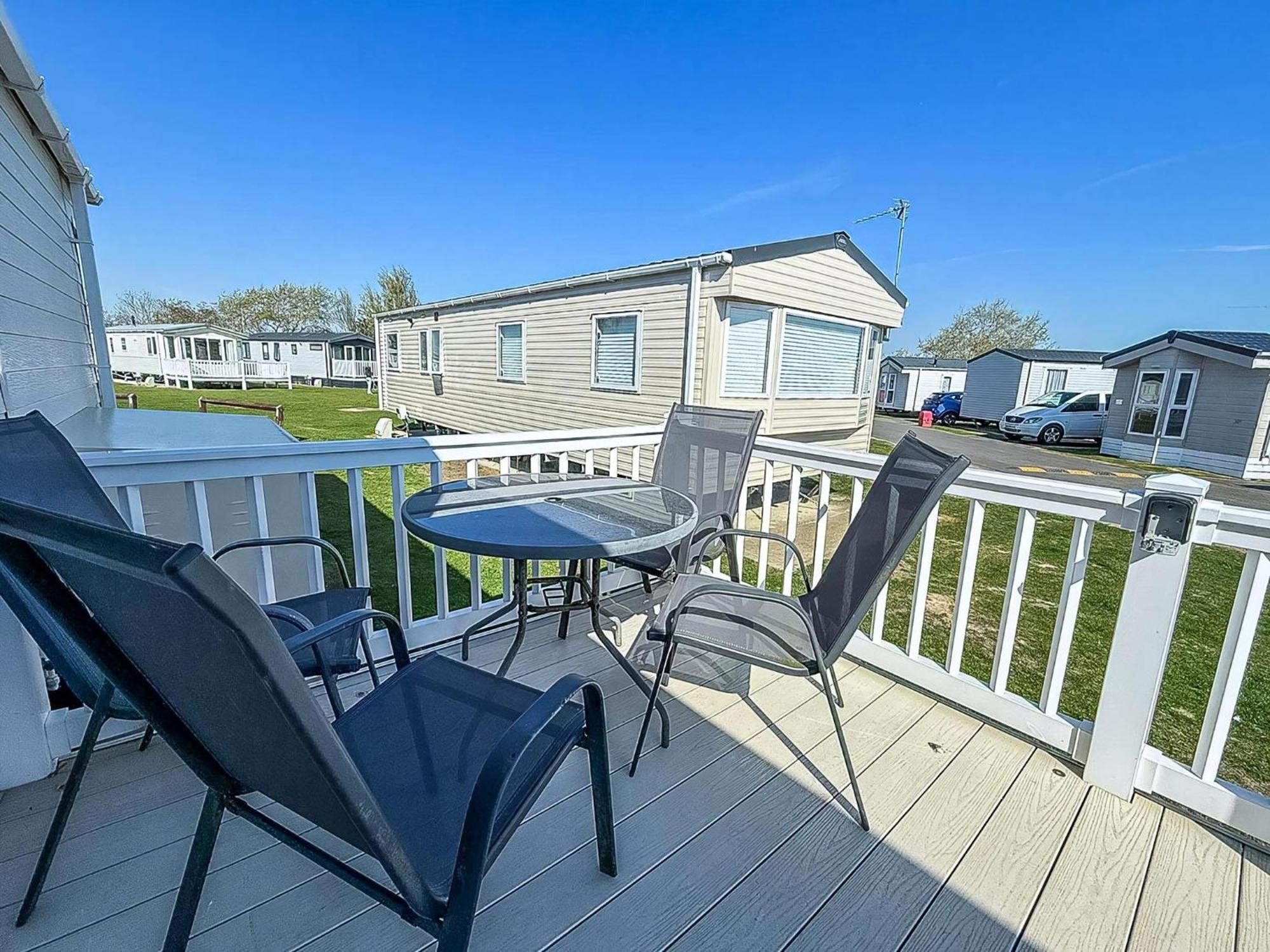 Beautiful Caravan With Decking Wifi At St Osyth Beach Holiday Park Ref 28077Dw Clacton-on-Sea Exteriör bild