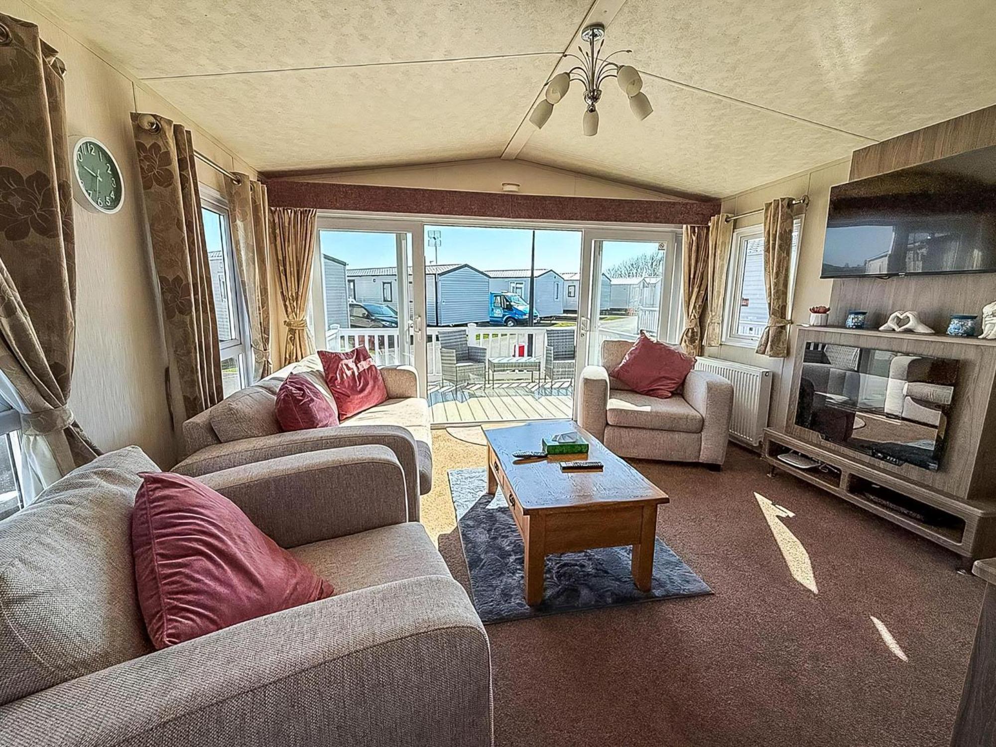 Beautiful Caravan With Decking Wifi At St Osyth Beach Holiday Park Ref 28077Dw Clacton-on-Sea Exteriör bild