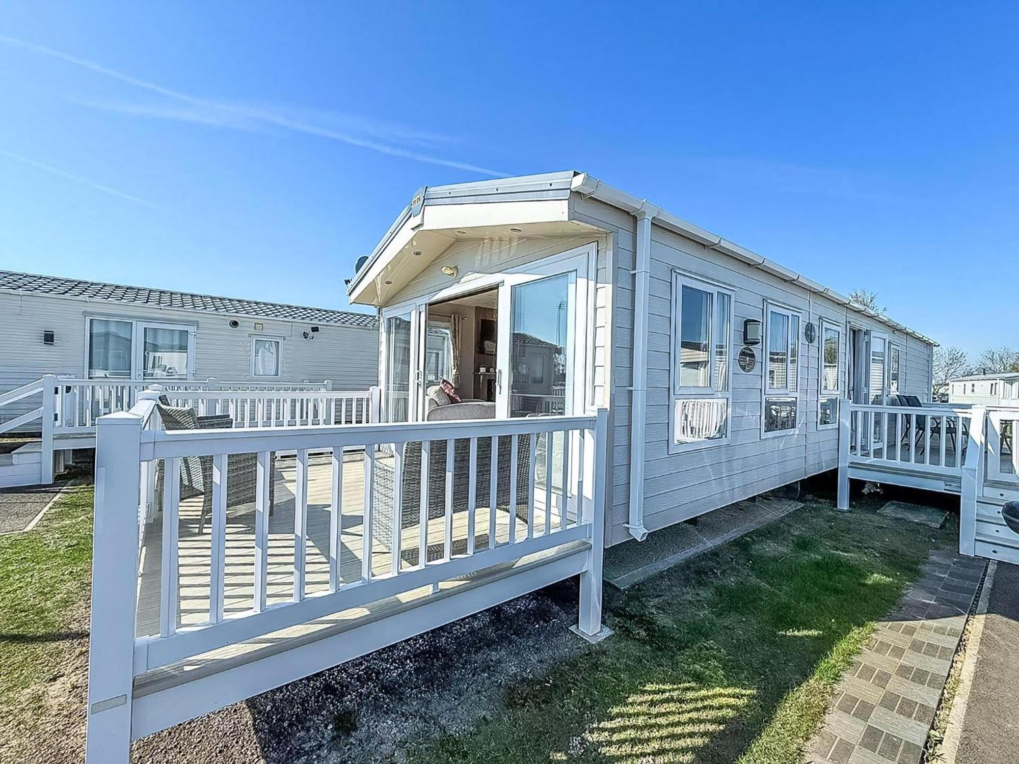 Beautiful Caravan With Decking Wifi At St Osyth Beach Holiday Park Ref 28077Dw Clacton-on-Sea Exteriör bild